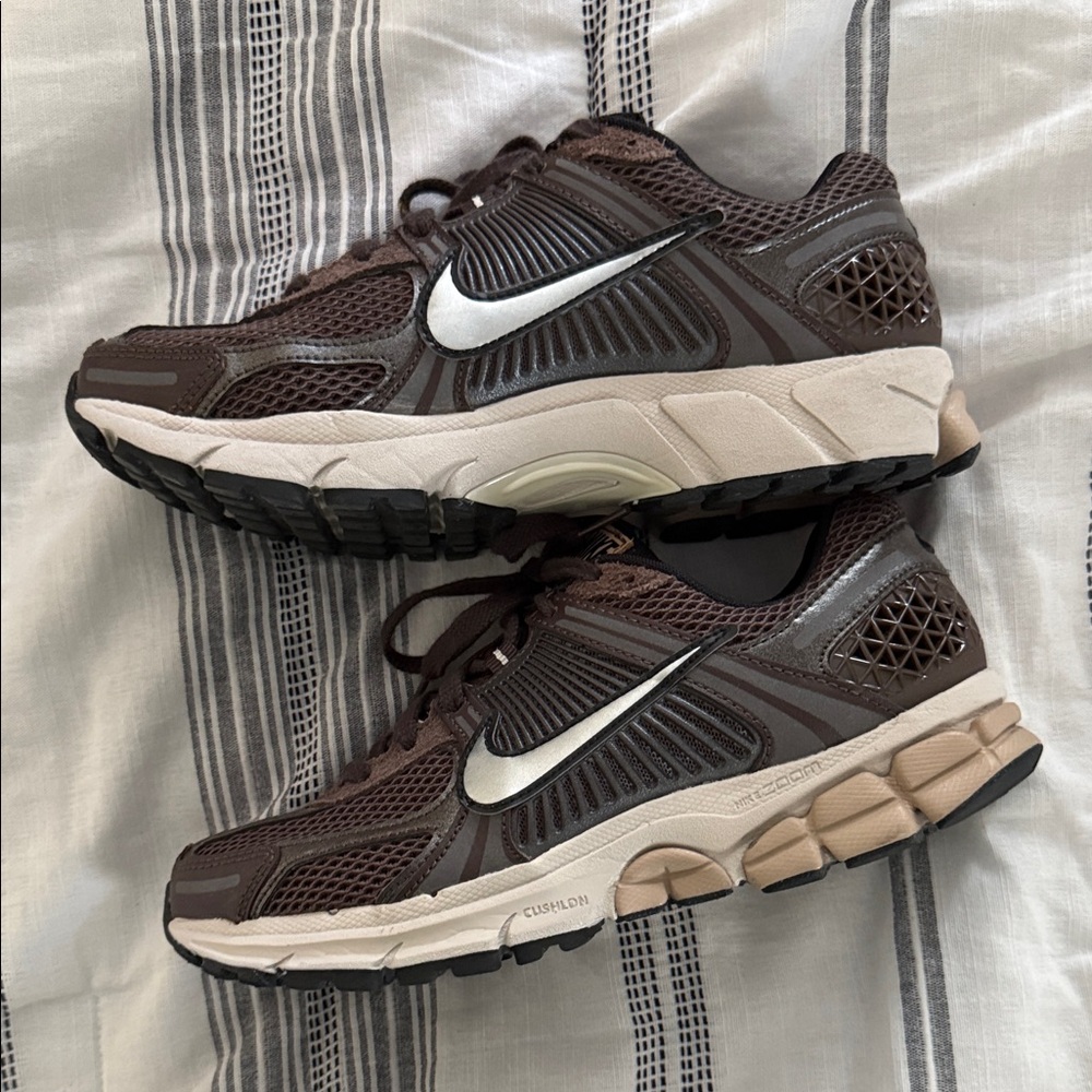 Nike Dark Brown vomero 5